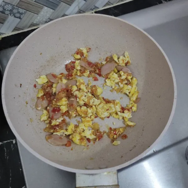 Sisihkan bumbu lalu masukkan telur buat oral arik lalu aduk rata dengan bumbu.