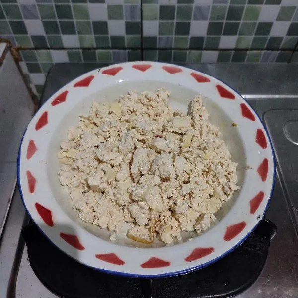 Hancurkan tahu, sisihkan.