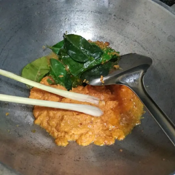 Panaskan minyak, tumis bumbu halus sampai harum. Masukkan juga daun salam, daun jeruk, lengkuas, dan sereh.