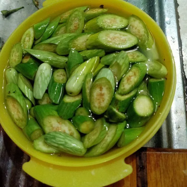 Iris menyerong terong telunjuk lalu cuci bersih. Tiriskan.