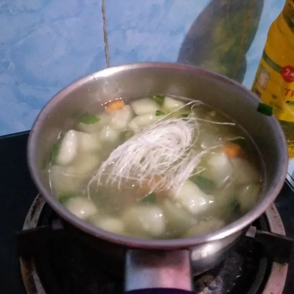 Kemudian lanjut masukkan soun, masak sampai soun lembut. Icip rasanya dulu, baru diangkat. Taburi dengan bawang goreng lebih nikmat.
