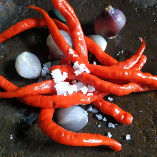 Ulek cabe, bawang dan garam