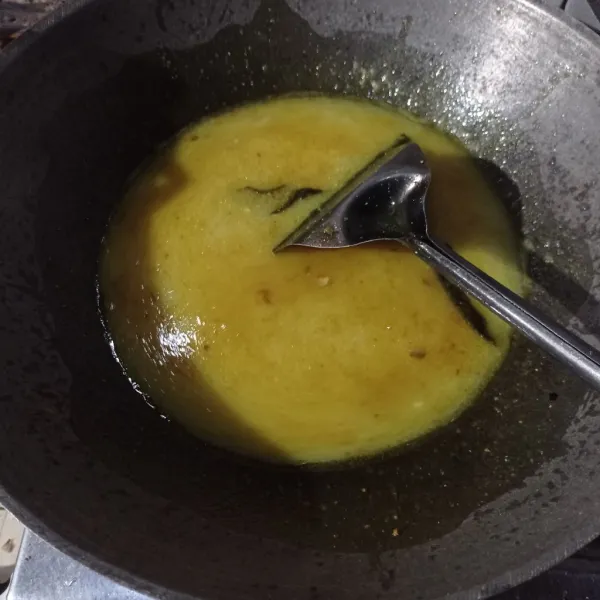 Masukan santan, garam, gula, dan kaldu bubuk aduk rata masak sampai mendidih, cek rasa.