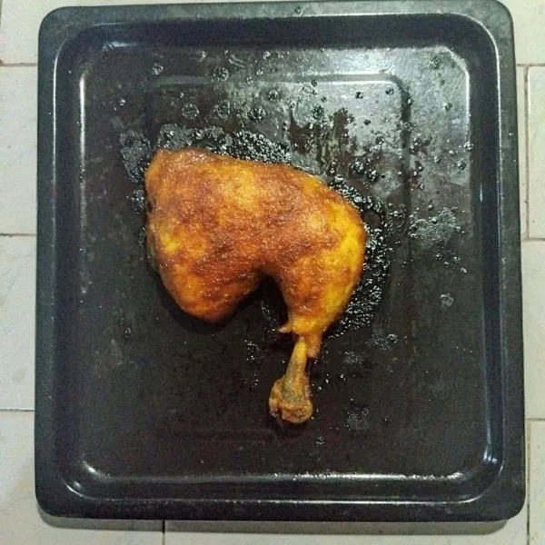 Letakkan ayam di atas tray lalu oven dengan suhu 200 C selama 30 menit. Setelah itu angkat dan sisihkan. Sajikan ayam bakar dengan aneka sayuran yang telah dipotong dan dicuci bersih.