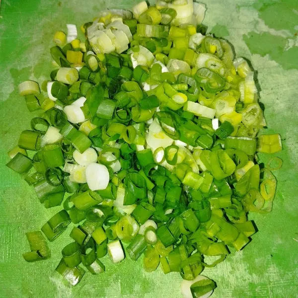 Iris tipis daun bawang
