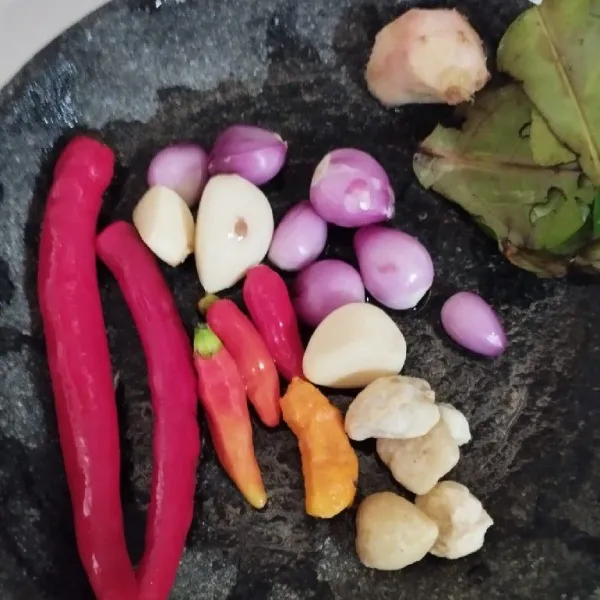 Siapkan cabai rawit, cabai merah, bawang merah, bawang putih, kemiri, dan kunyit. Tumis sebentar lalu haluskan