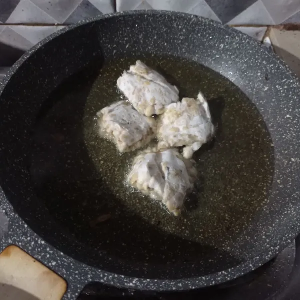 Goreng tempe sampai matang dan kering, tiriskan.