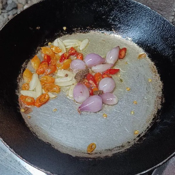 Goreng hingga layu.