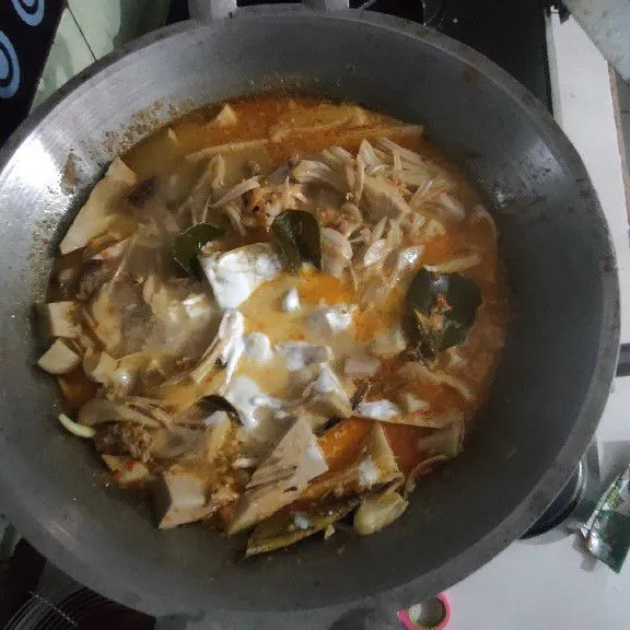 Masukan santan, aduk rata masak hingga santan Tanak, empuk, dan air agak menyusut, matikan.