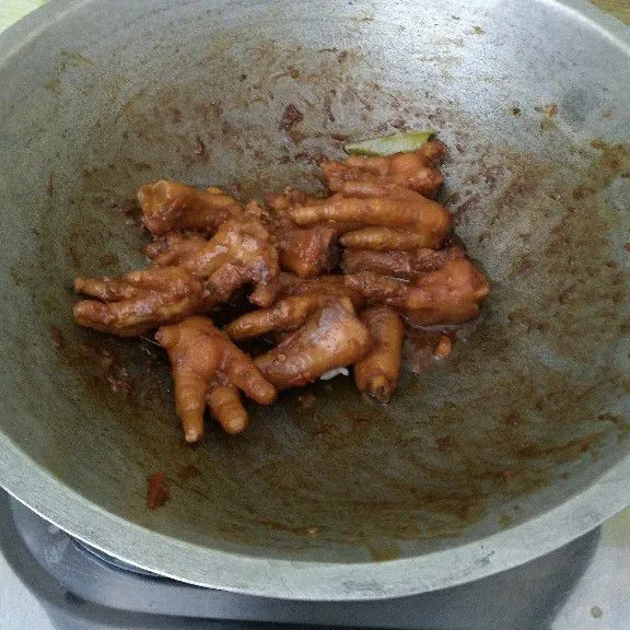 Tambahkan kaldu jamur, garam, kecap manis, dan saos tiram lalu aduk merata. Diamkan hingga air menyusut lalu angkat dan sajikan.