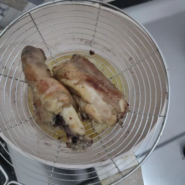 Goreng sebentar ayam dalam minyak panas lalu angkat dan sajikan.