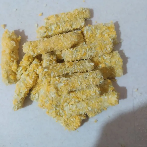 Baluri semua sisi nuget dengan tepung roti