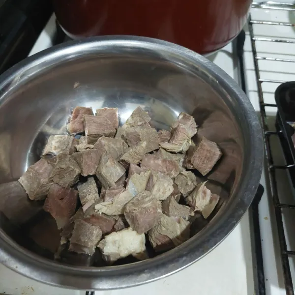 Rebus daging, buang air rebusan pertama lalu rebus lagi hingga empuk sisihkan, potong daging sesuai selera.