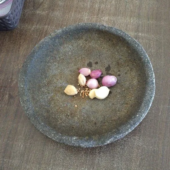 Haluskan bawang merah, bawang putih, kemiri, dan ketumbar.