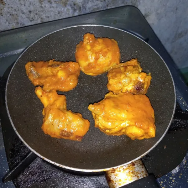 Panggang ayam. Angkat dan sajikan.