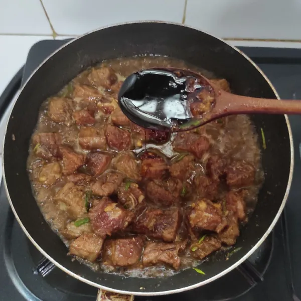 Tambahkan air dan kecap manis.