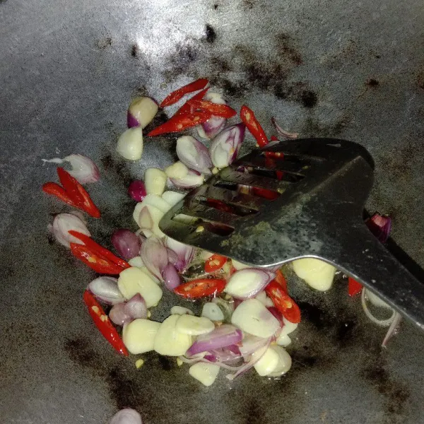 Tumis bumbu iris sampai harum.
