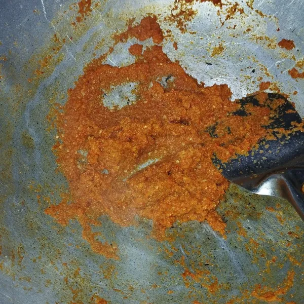 Haluskan bahan-bahan bumbu halus, tumis hingga matang dan tidak langu.