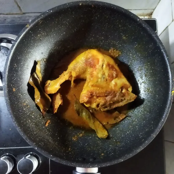 Masak dibolak balik hingga matang, bumbu meresap dan kuahnya menyusut serta bumbunya meresap ke dalam ayam.