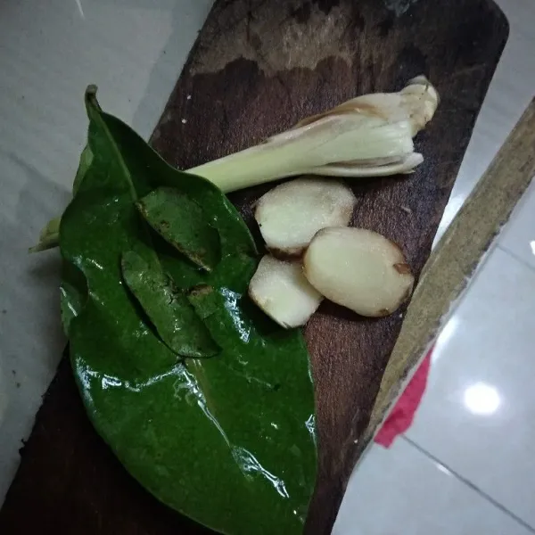 Siapkan bumbu halus, memarkan lengkuas dan serai.