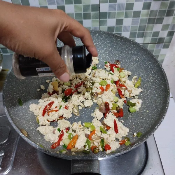 Bumbui dengan kaldu jamur dan merica. Aduk rata cicipi rasanya.