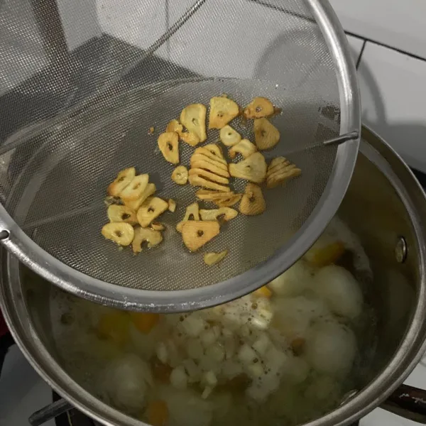 Goreng bawang putih dan campur ke kuah.