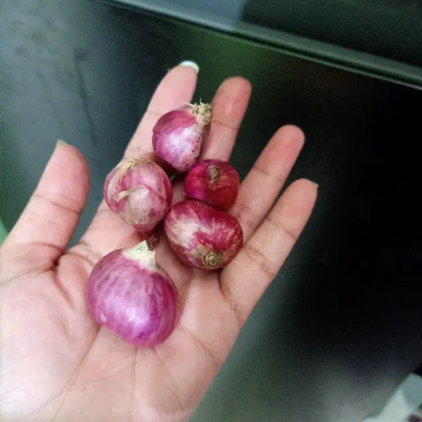 Siapkan bawang merah.