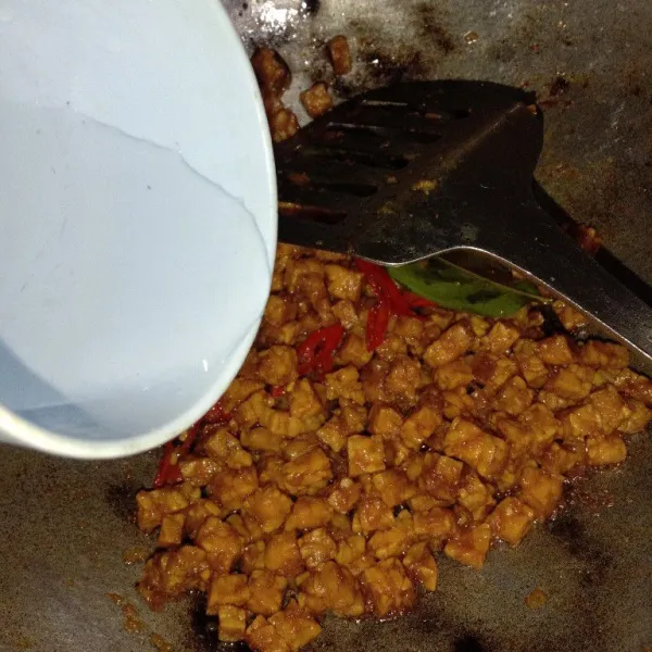 Tambahkan air, masak hingga air mendidih.