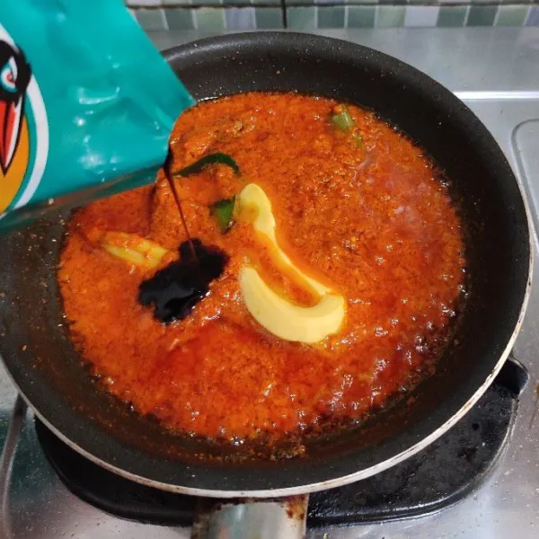Jika bumbu sudah tanak masukkan kecap manis dan margarin.