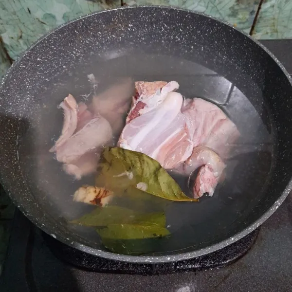 Rebus daging bersama daun salam dan lengkuas, rebus dengan metode 5-30-7.