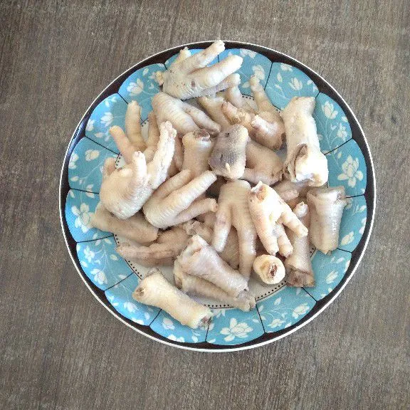 Rebus ceker ayam hingga matang lalu angkat dan tiriskan.
