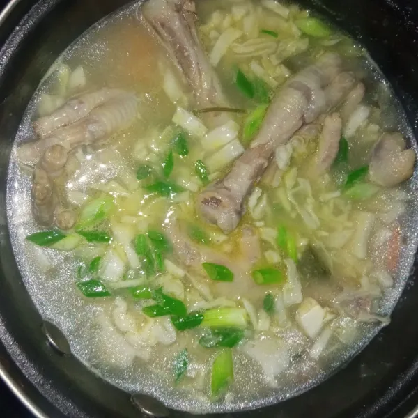 Terakhir, masukan irisan daun bawang. Koreksi rasa dan matikan kompor.