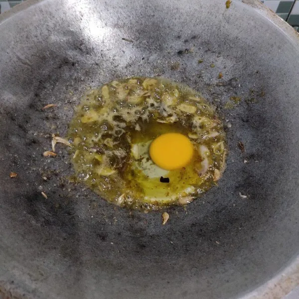 Masukkan telur, buat orak-arik.