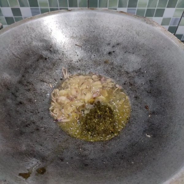 Masukkan cabe rawit tumis hingga berubah warna.