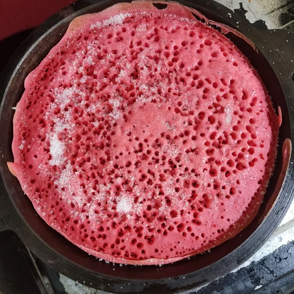 Setelah bersarang, taburi gula lalu angkat