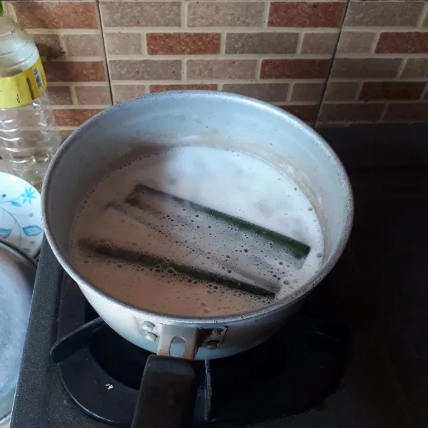 Rebus santan, pandan, garam, dan gula hingga mendidih dan gula larut. Sisihkan hingga hangat kuku.