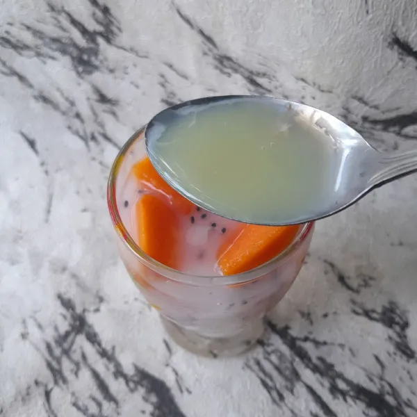 Masukkan satu sendok makan susu kental manis.