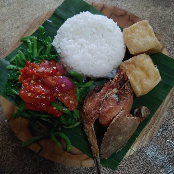 Sajikan nasi tempong dengan aneka lauk dan sambal tempong yang super pedas.