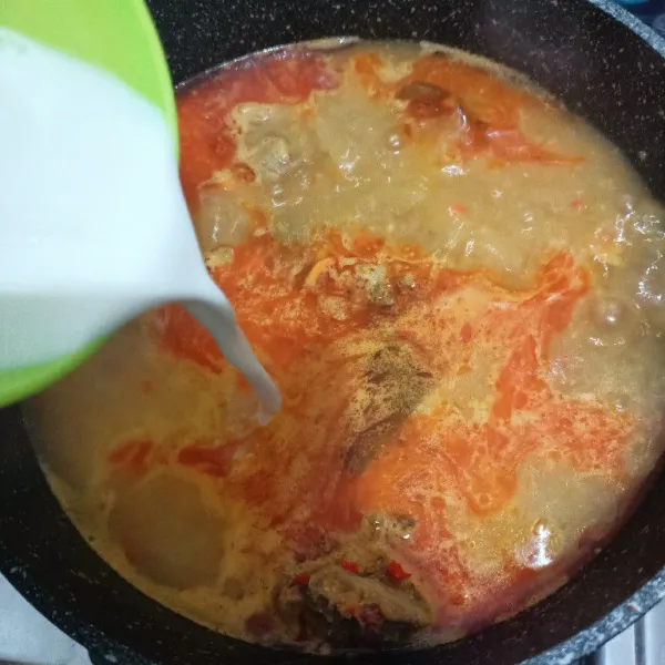 Tambahkan air dan santan kemudian masak hingga mendidih. Lalu masukkan gula, garam, dan kaldu bubuk.