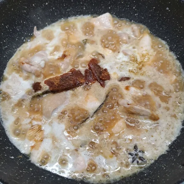 Bumbui kecap manis, gula merah, kaldu bubuk dan garam. Aduk rata sambil koreksi rasa sesuai selera. Masak sampai kuah menyusut habis dan meresap dalam ayam. Angkat dan sajikan malbi ayam dengan taburan bawang merah goreng.