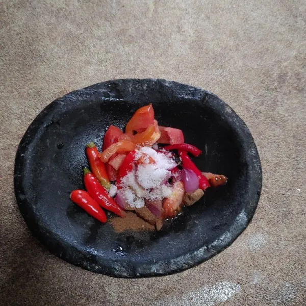 Sambal : campur jadi satu cabe rawit, cane keriting, bawang merah, bawang putih, tomat dan beri garam, terasi dan sedikit penyedap.