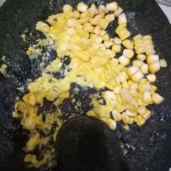 Haluskan jagung dengan cara diuleg tapi jangan terlalu halus.