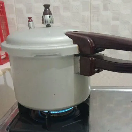 Presto daging selama 15-20 menit. Tunggu hingga dingin untuk membuka presto.