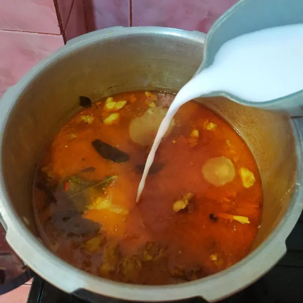 Tuang santan. Beri daun bawang, tomat, dan bawang goreng.