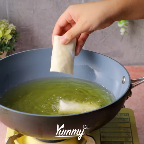 Panaskan minyak dan goreng cibay hingga kuning kecoklatan lalu tiriskan.