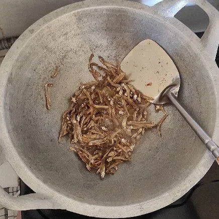 Goreng teri sampai kecoklatan.