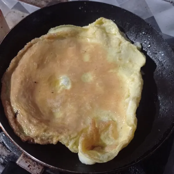 Kocok lepas telur, beri sedikit garam, lalu goreng sampai kedua sisi matang, angkat dan potong kecil-kecil.