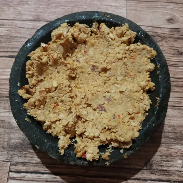 Masukan tempe dan cabe iris. ulek kembali sampai tempe agak halus dan bumbu merata. Lalu cek rasa.