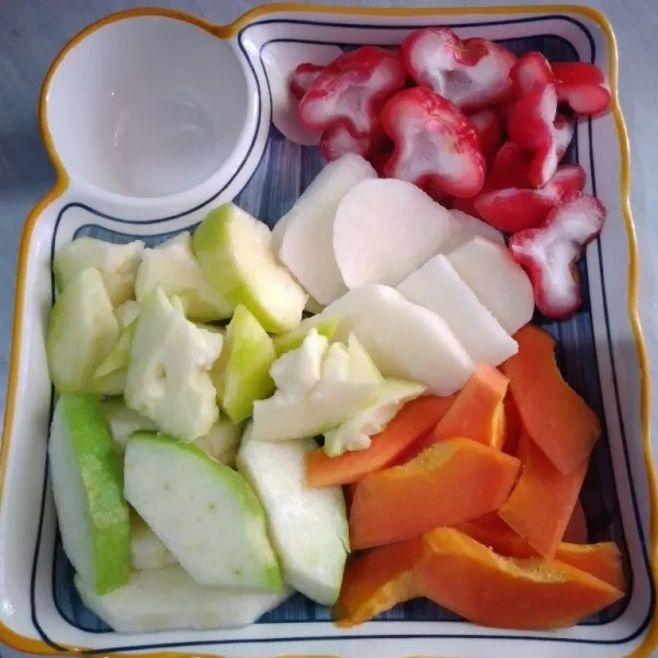 Siapkan buah sesuai dengan selera.