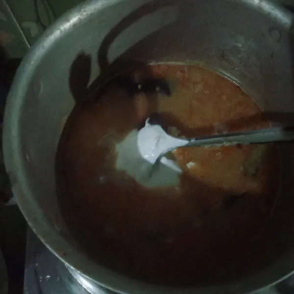Masukkan santan, garam, gula, dan kaldu bubuk. Aduk rata lalu koreksi rasa. Tata nasi di piring saji, beri sayuran dan siram dengan sambal tumpang. Tambahkan lauk rempeyek, sajikan.